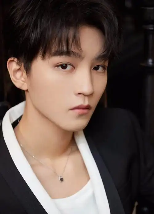 王俊凯壁纸:侧颜太好看了吧,优越的下颌线高挺的鼻梁让人心动