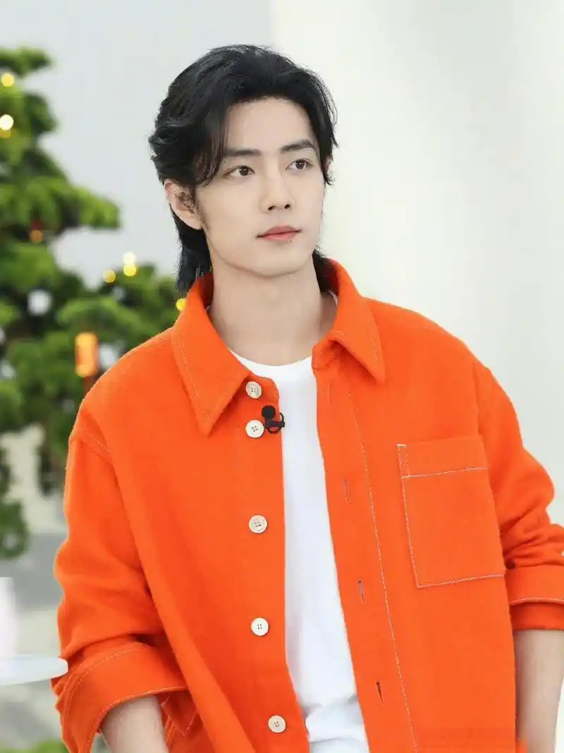 肖战橙衣造型活力满满 肖战 x玖少年团肖战daytoy 一袭橙色上衣搭配