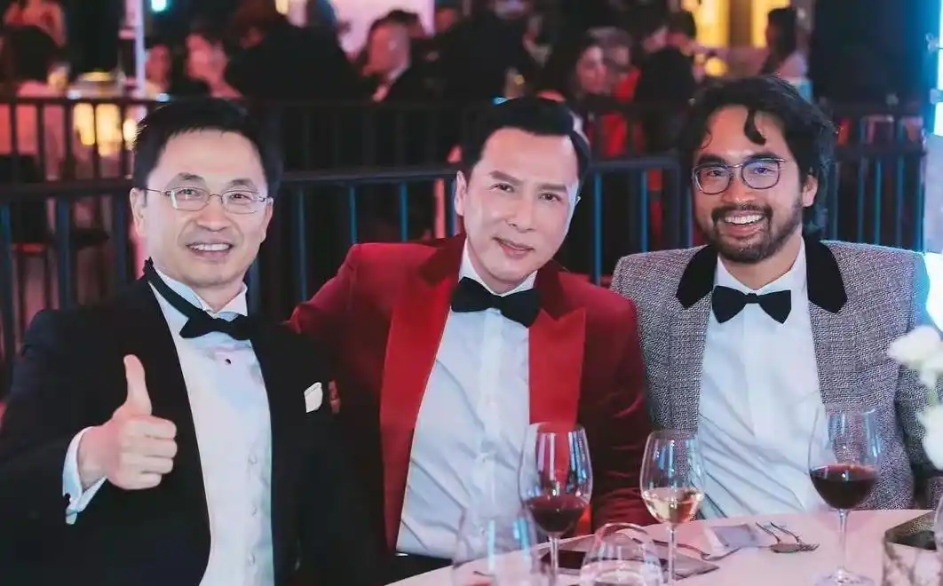 豪门大聚会,霍启山穿西装跟美女合影,甄子丹夫妇盛装打扮秀恩爱