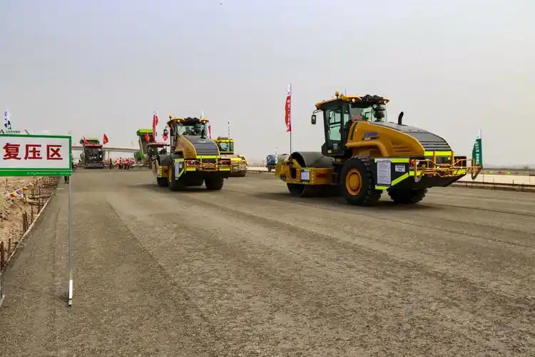 一公局集团山东沾临二标一分部圆满完成全线首段水稳底基层试验段摊铺