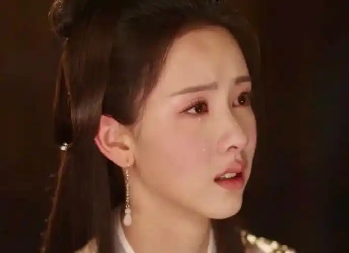 陈都灵的古装,每一个角色呈现都很惊喜,妆造也特别漂亮,美人一滴泪