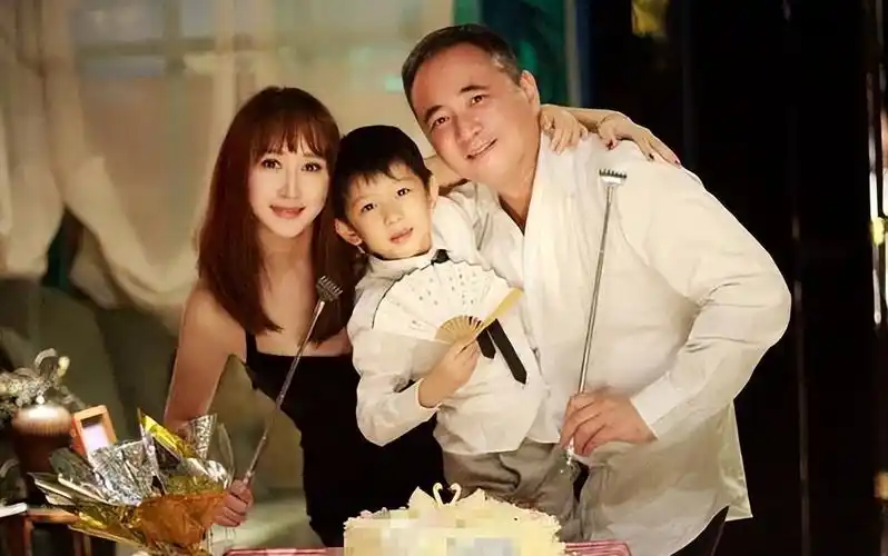 44岁胡静晒照庆结婚15周年富豪老公发量稀疏夫妻同框像两代人