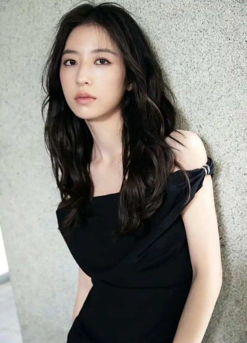 1,迪丽热巴她新戏在接触《明日乐园》.