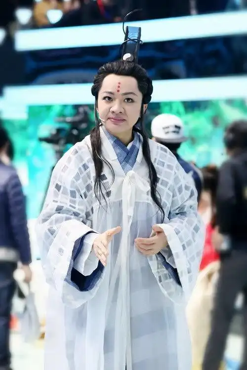 谢依霖,杨旭文,宋茜组成的"武侠队"对擂小王队长王源带领朱茵,蔡少芬