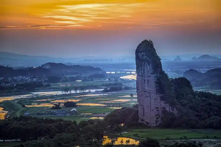 上一页 下一页 作品名称: 霞映金枪峰  作品描述: 龙虎山美景  拍摄