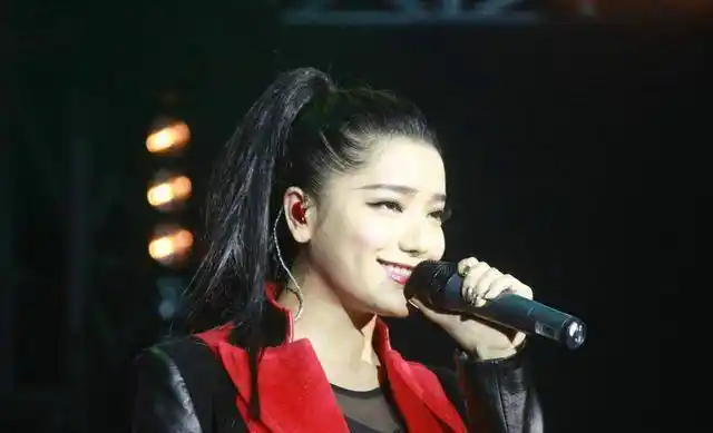 曾是超女冠军的江映蓉,刚出道照片对比现在照片,网友哪都不一样_风格