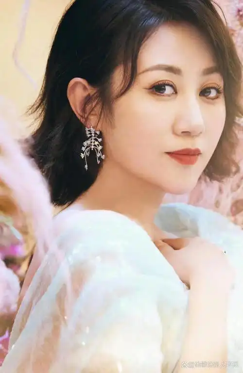 暑期生活签到季正式开启!深受喜爱的演员马丽最近庆祝了他的41岁生日.