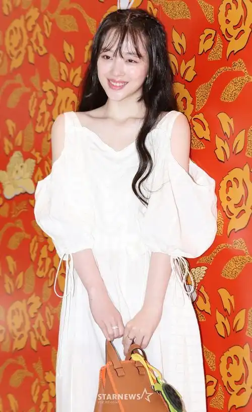 组图:雪莉活动生图曝光颜值能打 白裙飘飘仙气十足