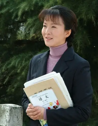 谢兰扮演的殷雪梅给同学们上课剧照正在拍摄的《天使在人间》剧照新浪