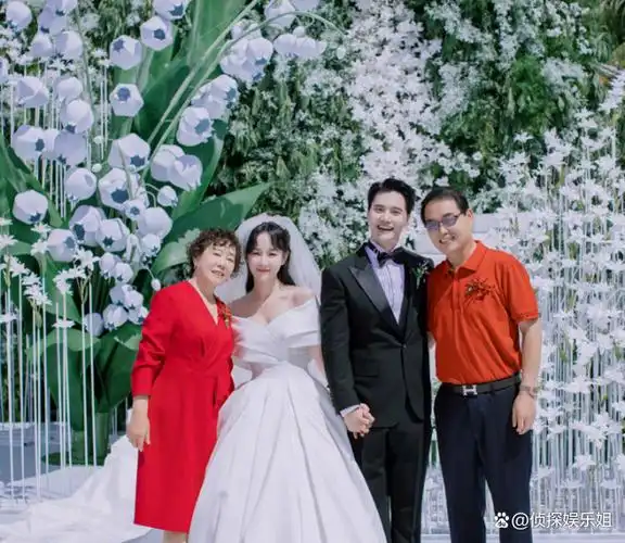 10月20日下午,张檬在个人社交平台分享了数张高清婚