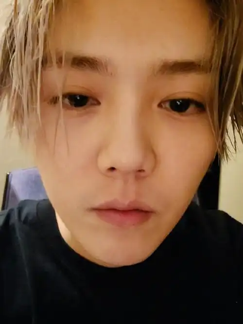 鹿晗素颜拍暴露真实颜值!双目黯然无神显憔悴,关晓彤却越发美艳