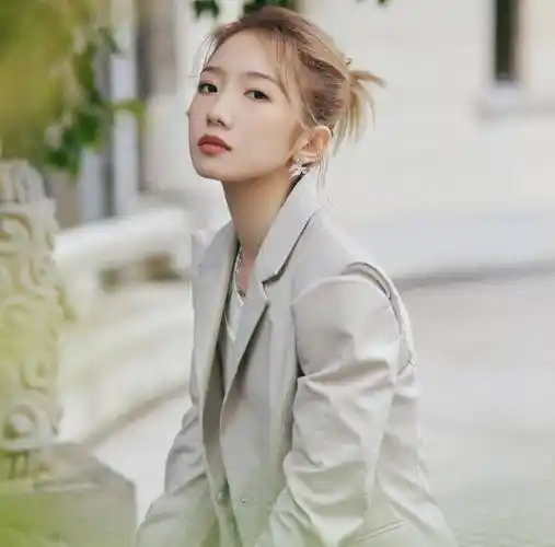 孟美岐线下活动生图,西装丸子头可盐可甜,状态太真实粉丝心动_明星