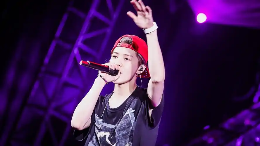 鹿晗演唱会高清帅气图片桌面壁纸