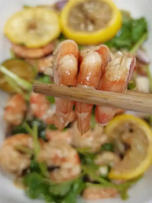 熟白芝麻(买1块钱回来炒熟,吃粉面都可以下,老香了),冰水步骤:去虾头