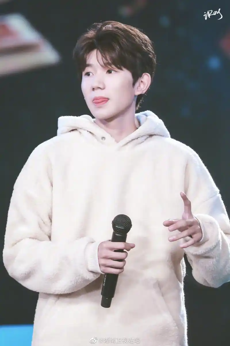 [tfboys][分享]201126 盘点王源那些吐舌头的小瞬间,小源怕是吃可爱