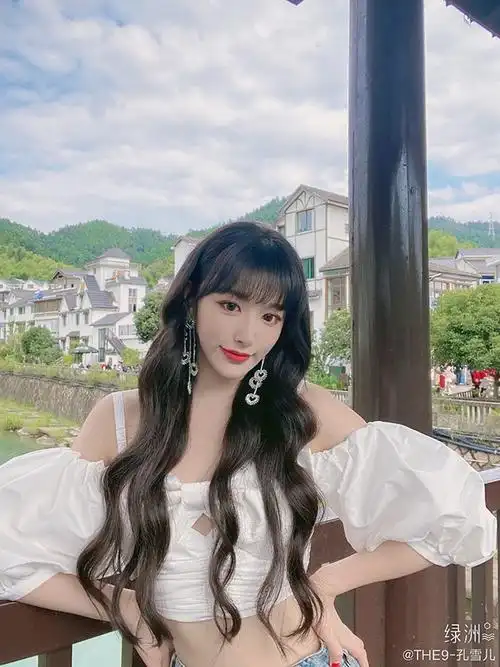 9的孔雪儿,雪儿之前无论是舞台造型还是日常造型都是齐刘海搭配长发