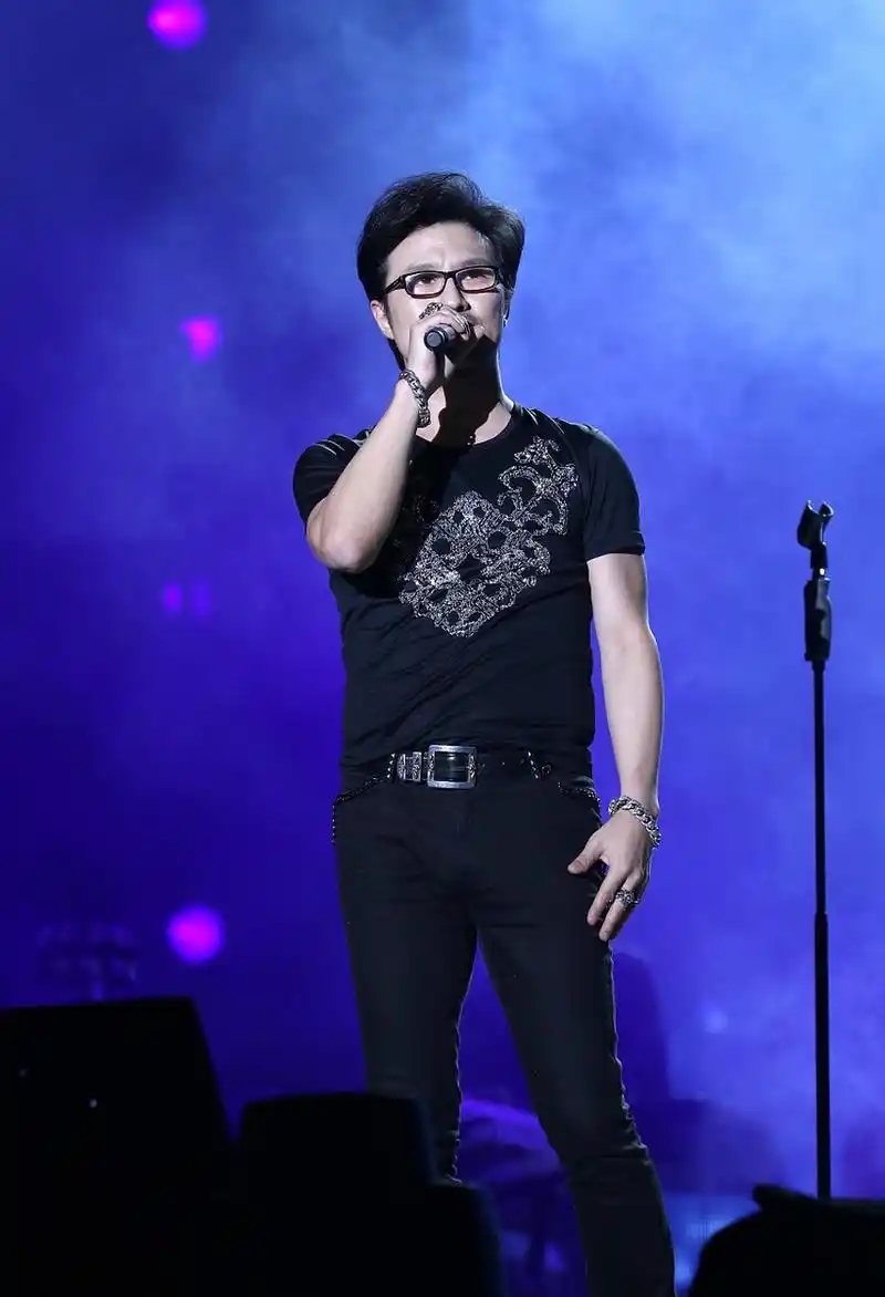 汪峰的四个孩子: 大女儿:汪曼熙,2005年出生,18岁,与前女友葛荟婕所生