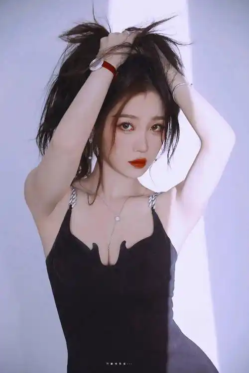 虞书欣身穿黑色吊带裙,秀出火辣性感的好身材,他乖巧可爱_头发_红唇