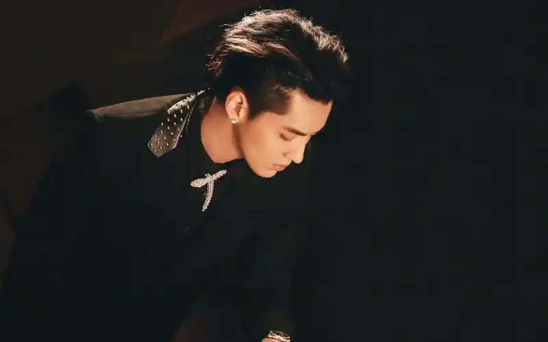 吴亦凡黑色西装帅气写真图片桌面壁纸