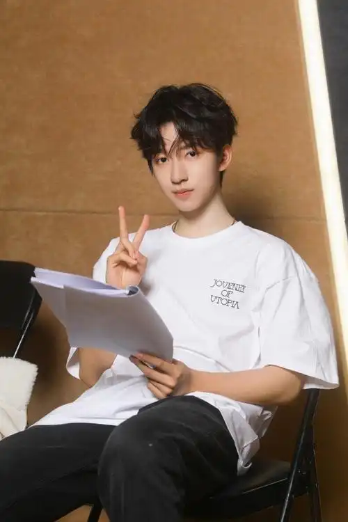 永远会被一些青春男高感所吸引小树杈比耶好可爱@时代少年团-贺峻霖