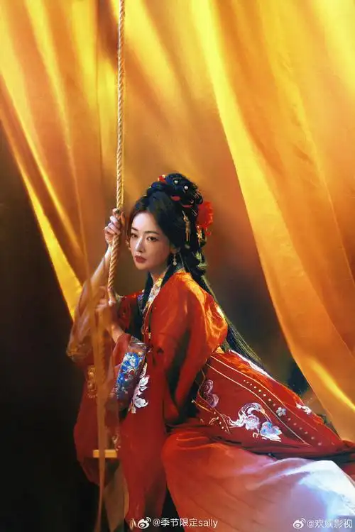 趁着墨雨云间热播,吴谨言今天发了一组古风红衣写真,来看吴姐状态