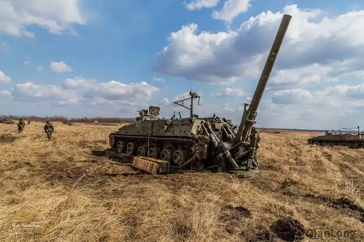 俄东部军区举行炮兵演习各种大口径火炮炸翻演习场