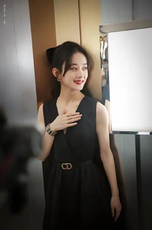 赵丽颖给生活比个耶##赵丽颖的黑色手套