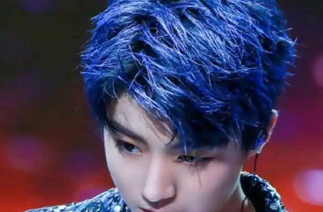 王俊凯染了"蓝发"为何不笑?当看到他正脸那刻,要我我也不笑!