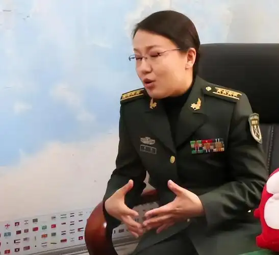 李莉,1969年10月出生于一个军人家庭.