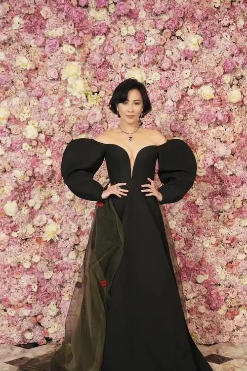 刘嘉玲对自己太狠了一身黑色穿搭直接露出深v都不遮一遮