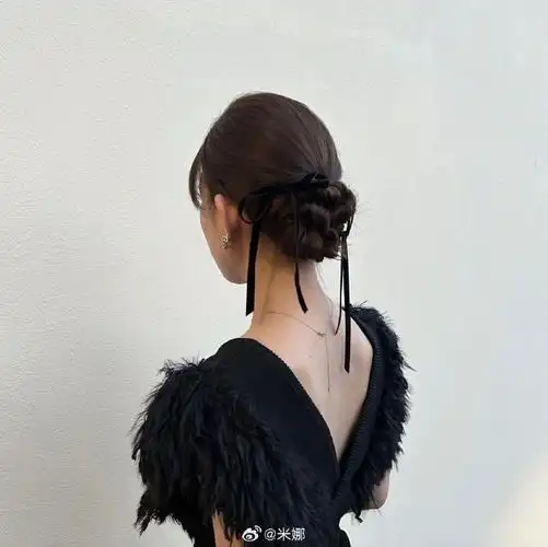 湿气满满的梅雨季9715披发乱糟糟的,根本没有发型