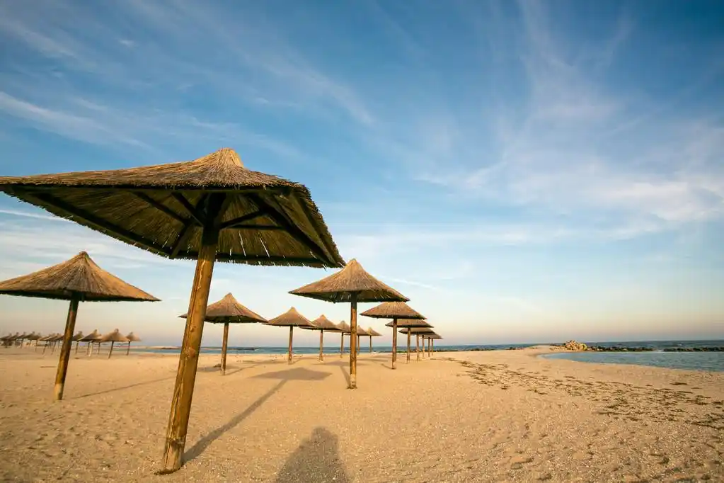 阳光明媚的海滩.在海洋附近的沙滩上沙滩遮阳伞