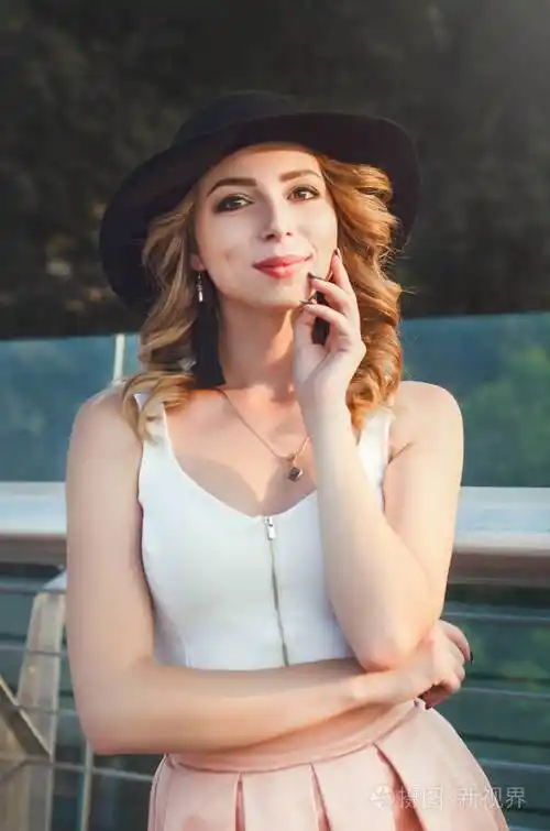 近距离时尚女性肖像年轻漂亮的时尚女孩在欧洲城市摆造型春秋街头时尚