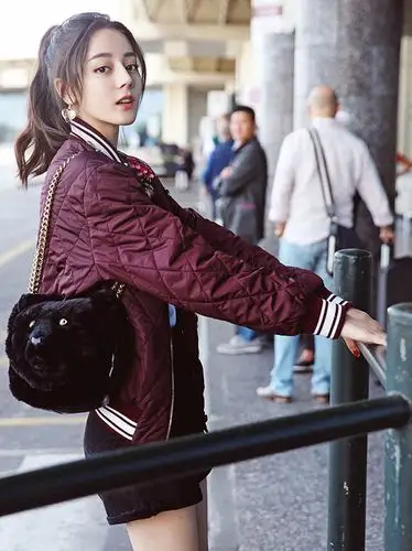 迪丽热巴最新街拍写真 穿棉袄露大腿俏皮可爱