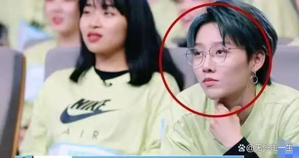 蔡徐坤公开新歌别人都超激动谁注意刘雨昕不愧是见过世面的