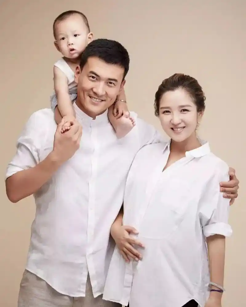 释小龙与何洁的恋情曾是娱乐圈的佳话,但只维持了半年就分手.