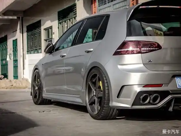 > 大众高尔夫 爆改碳纤维大包 帅!