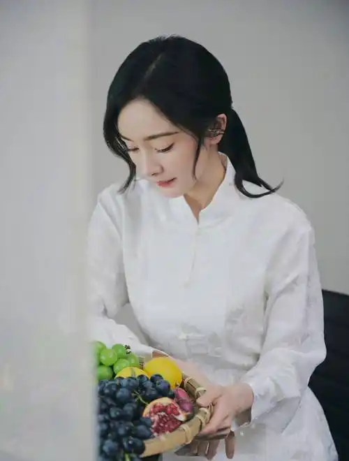 邂逅杨幂 纯白之恋 恬静之美 眼神清澈明亮 笑容甜美纯真 绽放质朴之