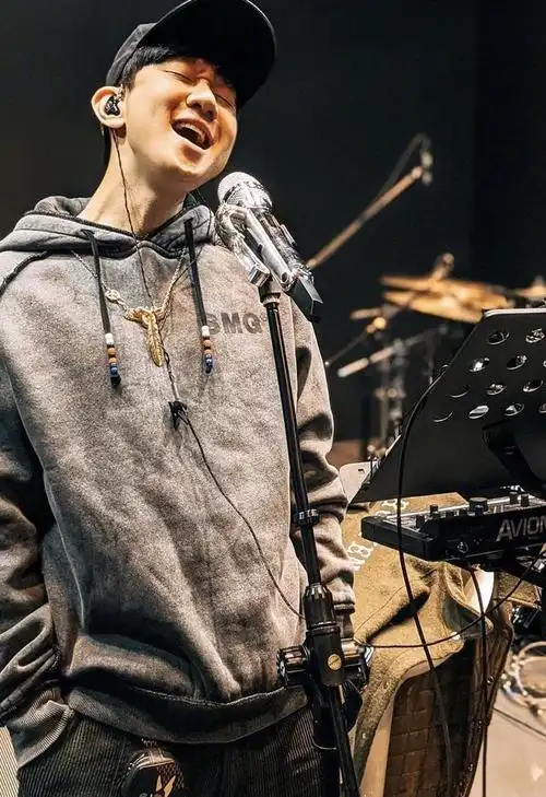 林俊杰久违晒动态街拍造型休闲减龄大牌围巾活力抢眼