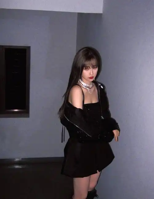 虞书欣穿抹胸裙秀一字肩 红唇配直发气质既性感又可爱|虞书欣|套装