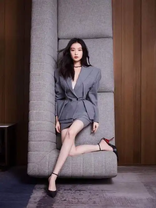 倪妮酷感大长腿写真组图