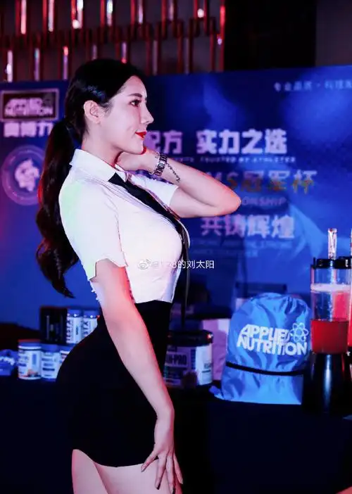 坚挺的胸部一时间穿上白衬衫化身赛场小姐姐身高178cm的刘太阳不穿不