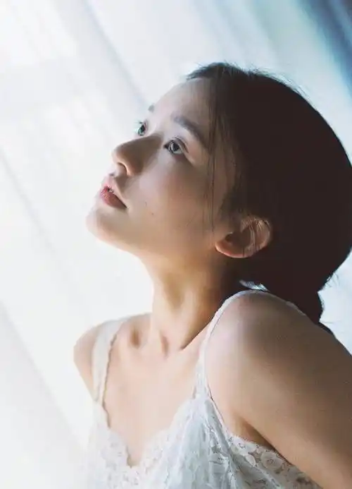 林允夏日清凉白开水清纯少女造型_皮肤_照片_白色