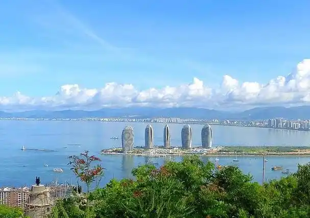 三亚市是中国的热带海滨城市,地处海南岛东南端,濒临南中国海,琼州