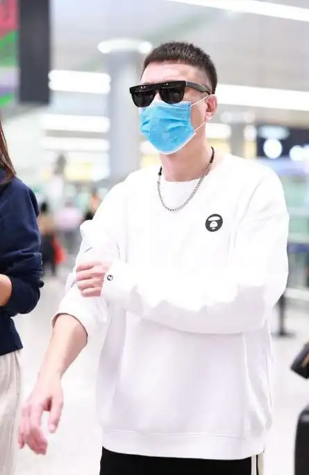 孙红雷现身上海机场 黑白风搭配展现经典气质年轻帅气|墨镜|卫衣|寸头