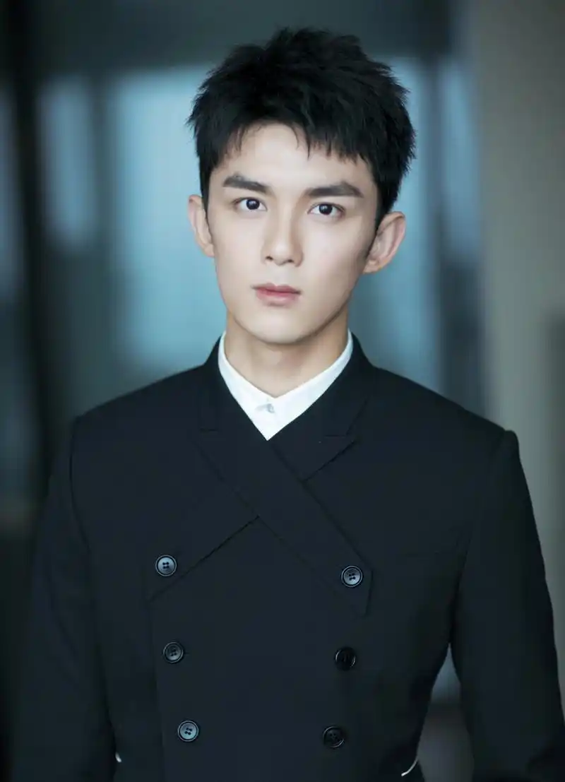 霸道总裁上线!吴磊西装笔挺眼神凌厉帅出新高度