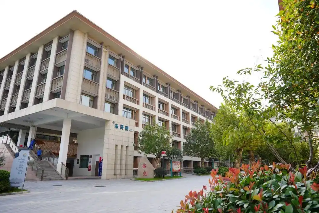 带您读懂南京市燕子矶中学:四季如画,美在燕中