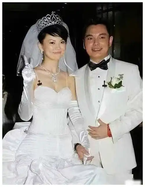 秦海璐为何自降身价,嫁离异男看见王新军对妻子cp态度,豁然开朗_人生