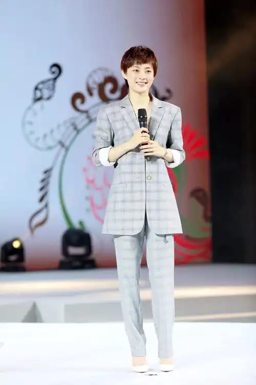 孙俪不愧是"辣妈典范",一字肩小白裙仍带清纯感,方脸也耐看