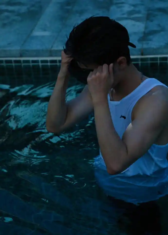 肖战泳池湿发大片,这谁看了不迷糊